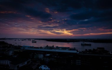 adam için güzel güneş ışığı günbatımı