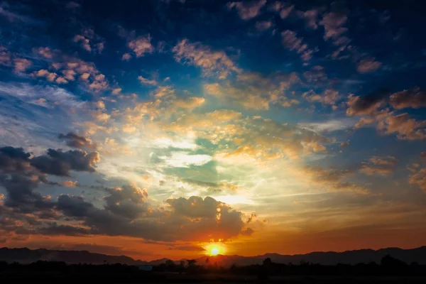 Himmel Wolken Sonnenuntergang und Sonnenlicht Hintergrund — Stockfoto