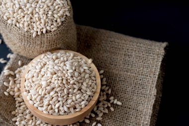 arpa buğday tohumu zemin üzerine inciler