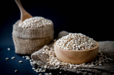 arpa buğday tohumu zemin üzerine inciler