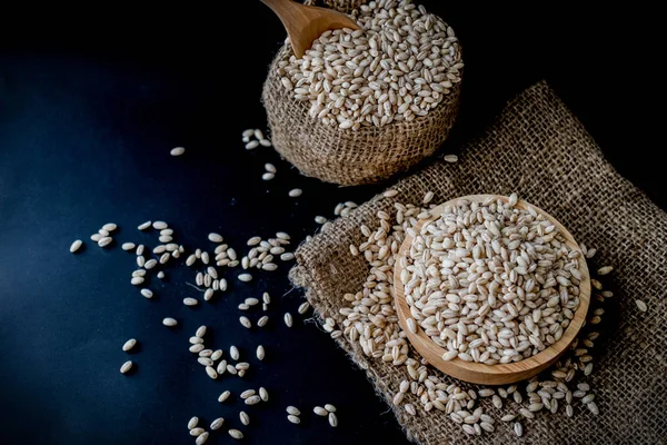 arpa buğday tohumu zemin üzerine inciler