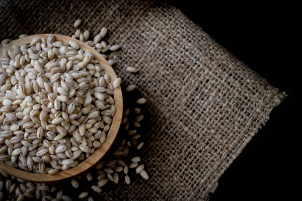 arpa buğday tohumu zemin üzerine inciler