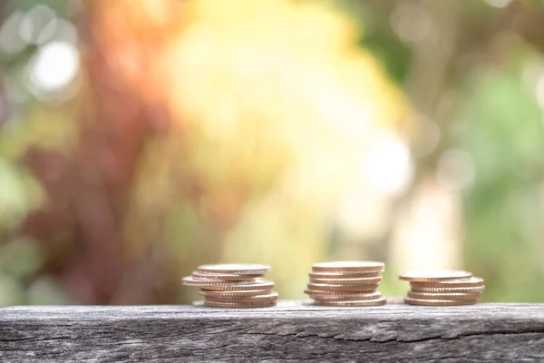madeni para yığınları doğa arka plan üzerinde büyümek