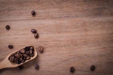 kahve çekirdekleri ahşap adam izole