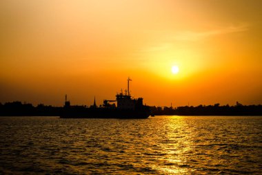 adam için güzel güneş ışığı günbatımı