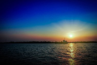 adam için güzel güneş ışığı günbatımı