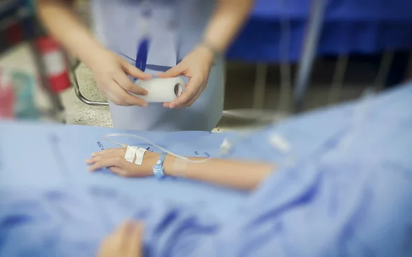 Solução salina gota a gota para paciente e bomba de infusão no hospital — Fotografia de Stock