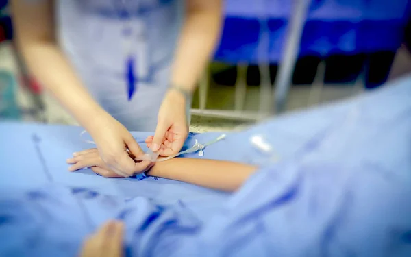 Saltlösning dropp för patienten och infusion pump på sjukhus — Stockfoto