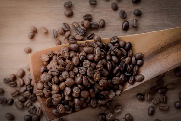 Kávová zrna izolované na dřevo poza — Stock fotografie
