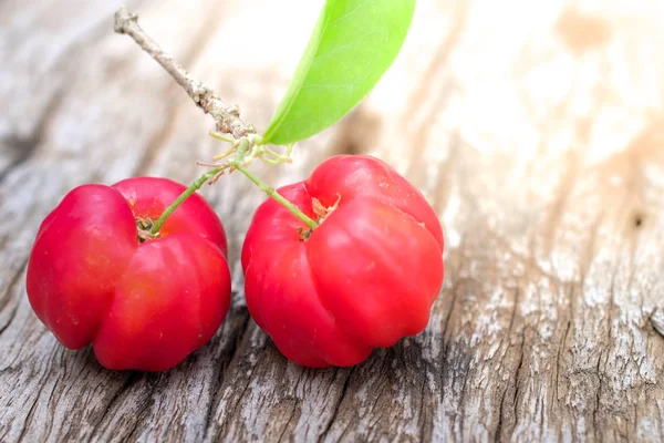 Acerola fruta de cerca en el fondo — Foto de Stock