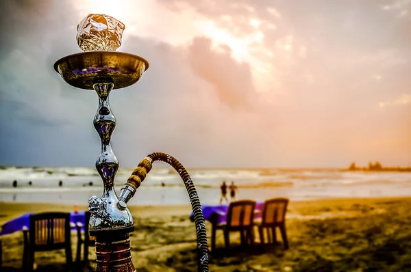 Nargile shisha plaj arka plan üzerinde duman