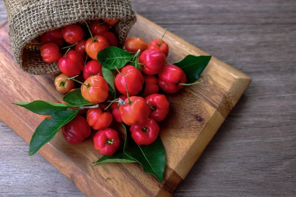 Acerola plody zblízka na poza — Stock fotografie