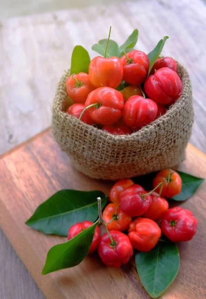 Acerola meyve arka plan üzerinde yakın çekim