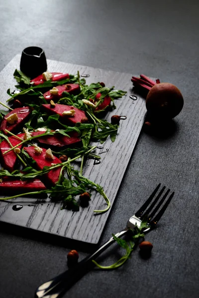 Rote-Bete-Salat mit Ziegenkäse, Haselnüssen und Rucola. — Stockfoto