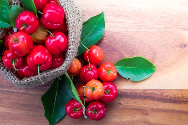 Acerola meyve arka plan üzerinde yakın çekim