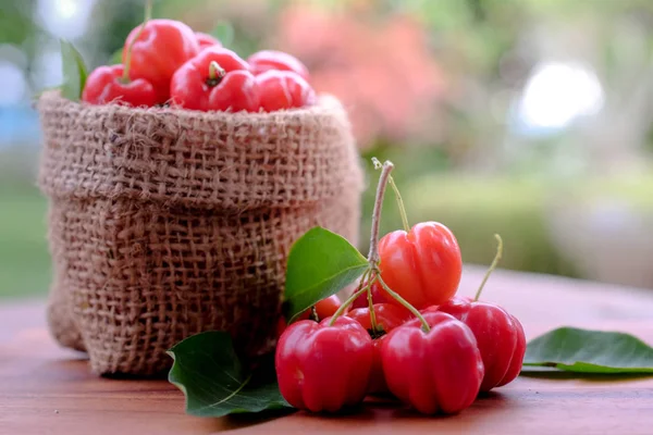 Acerola meyve arka plan üzerinde yakın çekim