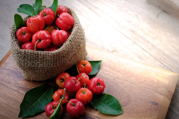 Acerola meyve arka plan üzerinde yakın çekim