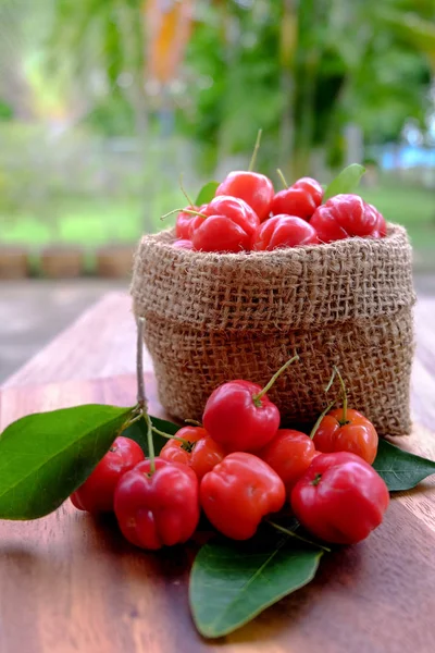 Acerola meyve arka plan üzerinde yakın çekim