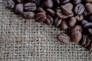 kahve çekirdekleri adam üzerinde yakın çekim