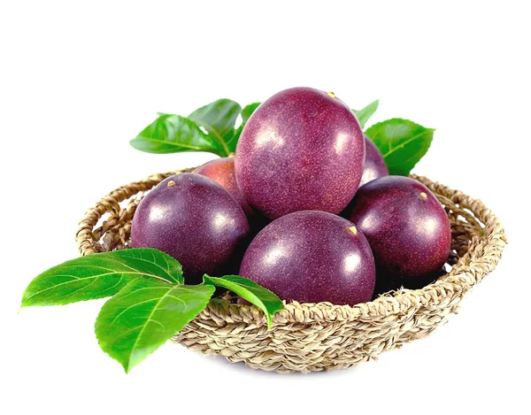 Tutku meyveleri beyaz arka planda izole