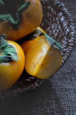 Trabzon hurması taze yakın çekim adam üzerinde