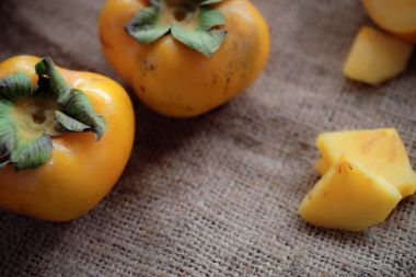 Trabzon hurması taze yakın çekim adam üzerinde