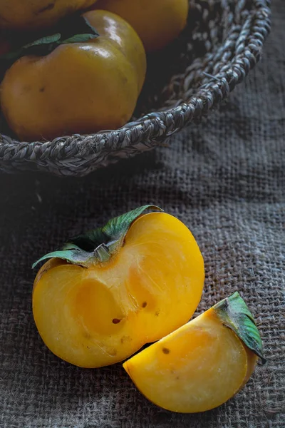 Trabzon hurması taze yakın çekim adam üzerinde