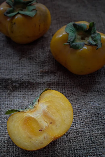 Trabzon hurması taze yakın çekim adam üzerinde