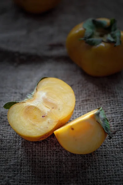 Trabzon hurması taze yakın çekim adam üzerinde