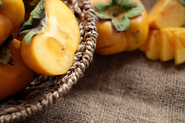 Trabzon hurması taze yakın çekim adam üzerinde