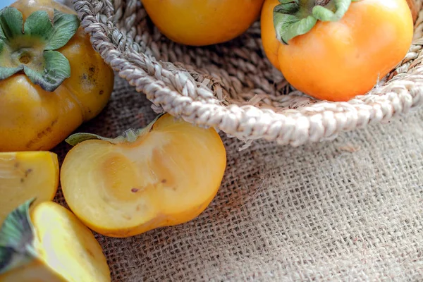 Trabzon hurması taze yakın çekim adam üzerinde