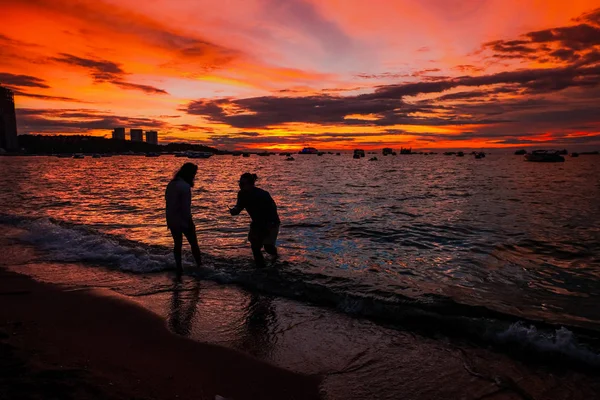 Krásný východ slunce západu slunce na obloze na pozadí . — Stock fotografie