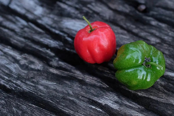 Acerola frutas perto no backgroun — Fotografia de Stock