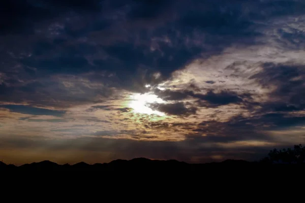 Schöner Sonnenuntergang in den Bergen — Stockfoto