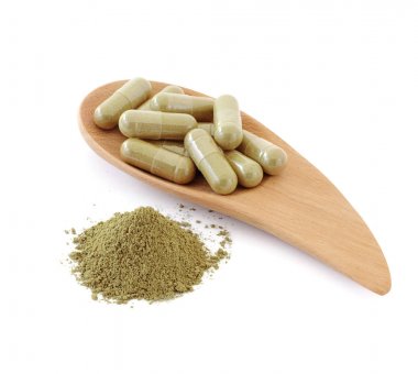 nane yaprakları ve beyaz arka plan üzerinde izole ilaç