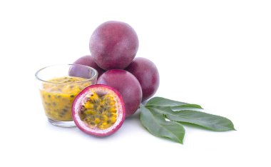 Tutku meyveleri beyaz arka planda izole