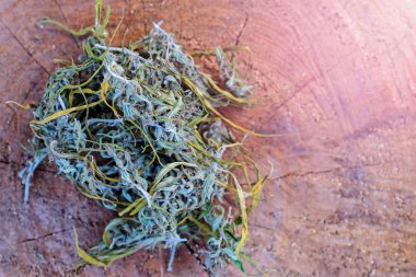 Esrar ortak ot sigara yakın çekim adam üzerinde