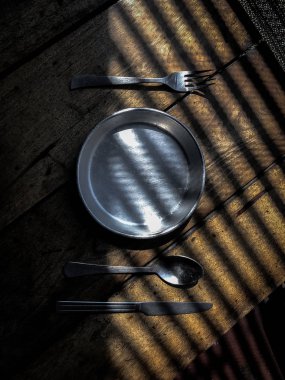 Beyaz adam izole çanak