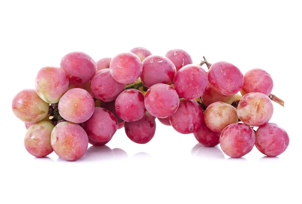 Uvas rojas aisladas sobre fondo blanco —  Fotos de Stock