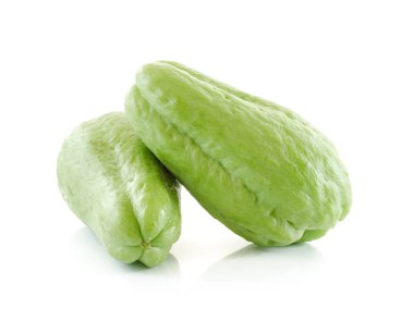 Beyaz arkaplanda Chayote izole edildi