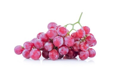 Beyaz arkaplanda izole kırmızı üzümler