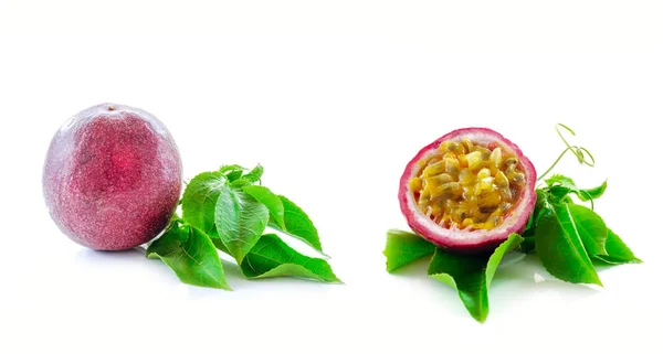 Tutku meyveleri beyaz arka planda izole