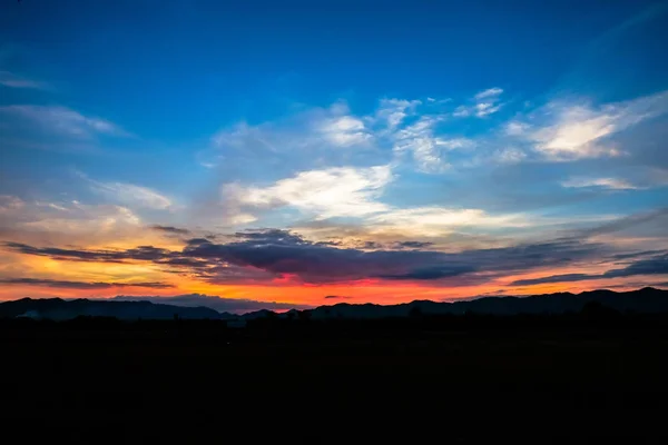 Gyönyörű naplemente naplemente a hegyekben — Stock Fotó