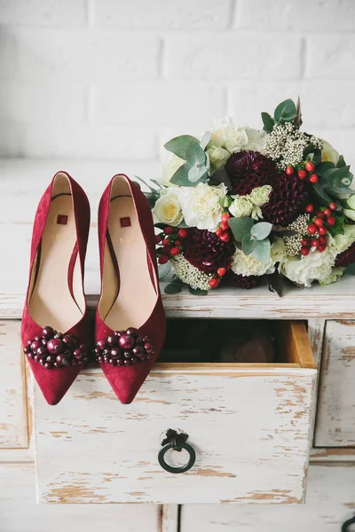 Detalhes Sobre Casamento Sapatos Buquê Noiva — Fotografia de Stock