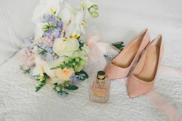 Detalhes Sobre Casamento Buquê Sapatos Noiva — Fotografia de Stock