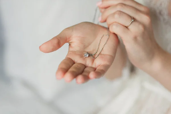 Noiva Coloca Jóias Para Casamento — Fotografia de Stock