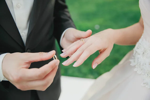 結婚式 新郎と新婦指輪を交換します — ストック写真