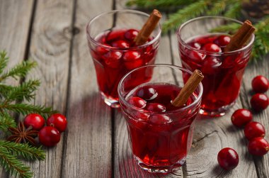 Kızılcık içki çam dalları ve taze çilek ile ahşap arka plan üzerinde