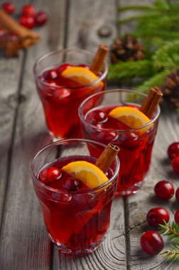 Kızılcık içki çam dalları ve taze çilek ile ahşap arka plan üzerinde