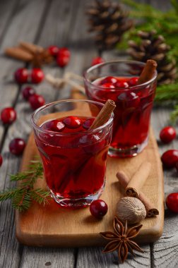 Kızılcık içki çam dalları ve taze çilek ile ahşap arka plan üzerinde